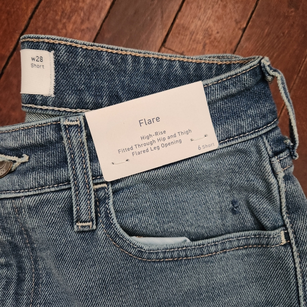 NWT Hollister High-Rise Medium Wash Flare Jeans – Size 6 Short (28W, 30” Inseam) - Picture 6 of 10